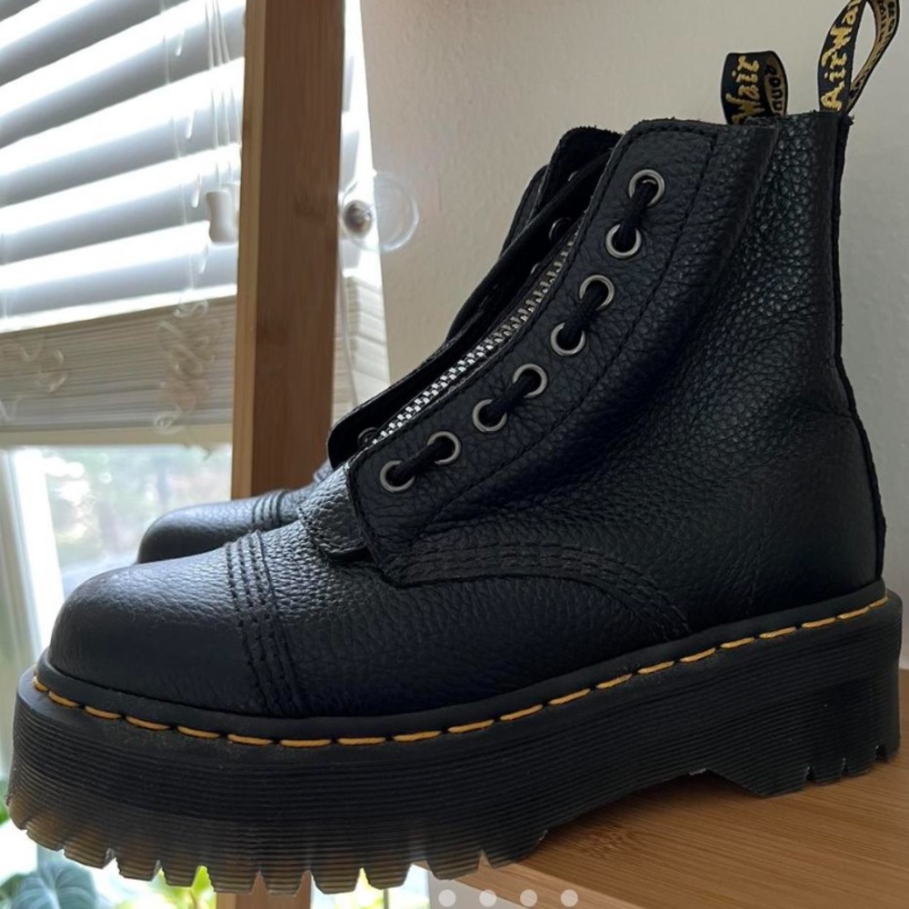 Dr Martens Sinclair platform leather boots size 6 in tumbled black